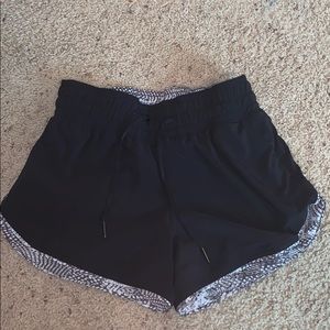 Reversible Lululemon Shorts: Black&Snakeskin